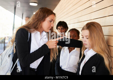 Junges Mädchen wird in der Schule gemobbt Stockfoto