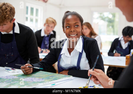 Gruppe von Jugendlichen Schüler gemeinsam lernen im Kunstunterricht Stockfoto