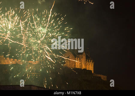 Tausende von Nachtschwärmer Abstieg auf der Princes Street in Edinburgh für den Weltgrößten Straßenfest in das Neue Jahr. Mit: Anzeigen Wo: Edinburgh, Großbritannien Wann: 31 Dec 2017 Credit: Duncan McGlynn/WANN Stockfoto