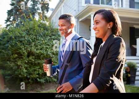 Business Paar verlassen Suburban House für den Weg zur Arbeit Stockfoto