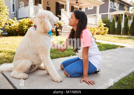 Mädchen gehen Hund Vorstadtstraße Stockfoto