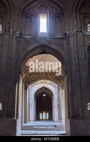 Isfahan, Iran - 24. April 2017: Die kuppelförmige Gewölbe und Korridor, der zu der Tür in der Jame Moschee. Stockfoto