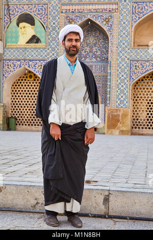Isfahan, Iran - 24. April 2017: Iranischer Mullah in einem turban steht im Hof von Jame Moschee. Stockfoto