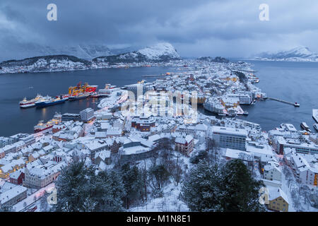 Blick auf die stadt Alesund bei Sonnenaufgang vom Aksla Hill. Es ist ein Hafen und ist für seine Konzentration der Art Nouveau Architektur. Stockfoto