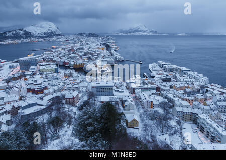 Blick auf die stadt Alesund bei Sonnenaufgang vom Aksla Hill. Es ist ein Hafen und ist für seine Konzentration der Art Nouveau Architektur. Stockfoto