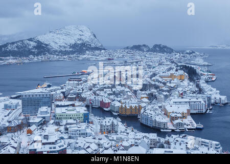 Blick auf die stadt Alesund bei Sonnenaufgang vom Aksla Hill. Es ist ein Hafen und ist für seine Konzentration der Art Nouveau Architektur. Stockfoto