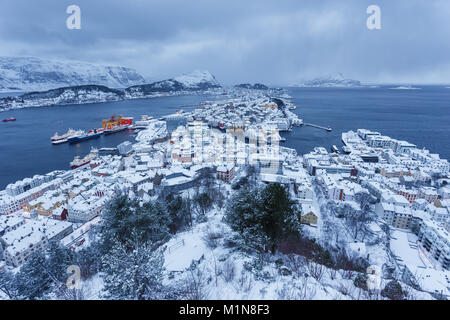 Blick auf die stadt Alesund bei Sonnenaufgang vom Aksla Hill. Es ist ein Hafen und ist für seine Konzentration der Art Nouveau Architektur. Stockfoto