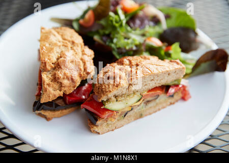 Gesunde vegetarische Sandwich auf Platte in Coffee Shop Stockfoto