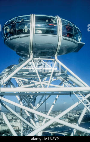 In der Nähe des London Eye aus der Luft. Stockfoto