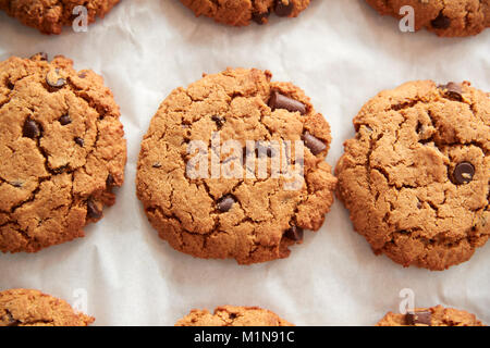 Anzeige der frisch gebackene Choc Chip Cookies im Coffee Shop Stockfoto