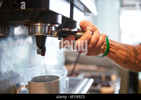 Nahaufnahme der männlichen Barista mit Kaffeemaschine im Cafe Stockfoto