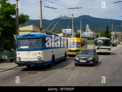 Aluschta, Russland - 14. Juni 2016: Öffentliche Verkehrsmittel in der Stadt Gorki Street Aluschta Stockfoto