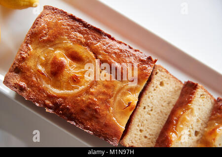 Frisch gebackene Zitronenscheibe Kuchen auf Stand in Coffee Shop Stockfoto