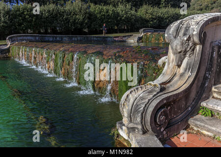 Detail eines künstlichen Wasserfall im Garten der Königspalast von Caserta (Caserta Royal Palace) Stockfoto