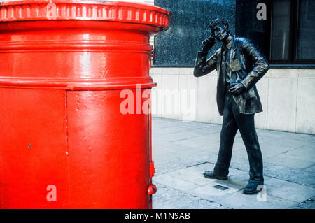 Stadt London Statue einer Liffe Händler mit Handy und im Vordergrund ein typisch roten Briefkasten. Stockfoto