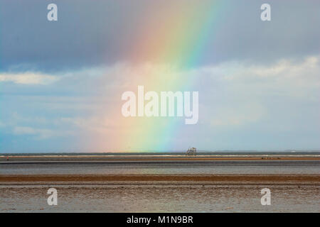 Regenbogen über Reste der Wyre Licht, ein 40 Fuß hohes Eisen Schraube-pile Leuchtturm Kennzeichnung der Navigation Kanal in der Stadt von Fleetwood, Lancashire Stockfoto