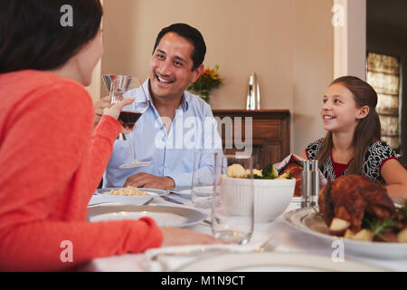 Glückliche jüdische Familie Gläser heben vor Schabbat Mahlzeit Stockfoto