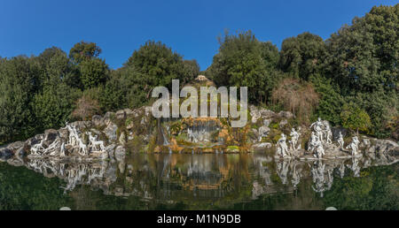 Mythologische Statuen von Nymphen und Götter im Garten Königspalast von Caserta: Der Brunnen von Diana und Actaeon (Caserta Royal Palace) Stockfoto