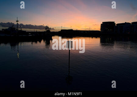 West Bay Hafen bei Sonnenuntergang auf in Dorset Jurassic Coast, in der Nähe von Bridport, Dorset, England, Großbritannien Stockfoto