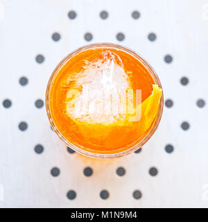 Negroni Cocktail mit Gin, Wermut, Aperol und Amaro. Über Eis mit Orangenschale garnieren serviert. Stockfoto