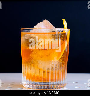 Negroni Cocktail mit Gin, Wermut, Aperol und Amaro. Über Eis mit Orangenschale garnieren serviert. Stockfoto