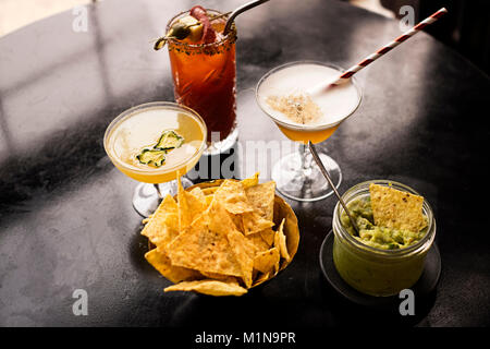 Trio der klassische Cocktails serviert mit Tortilla Chips und Guacamole. Stockfoto
