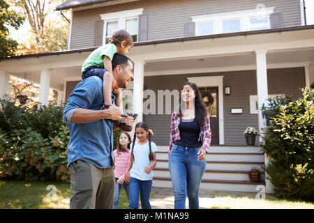 Vater Sohn Fahrt auf Schultern, als Familie Haus verlassen Stockfoto