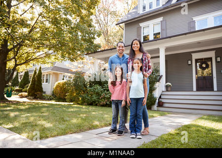 Portrait von lächelnden Familie stand vor Ihrem Haus Stockfoto