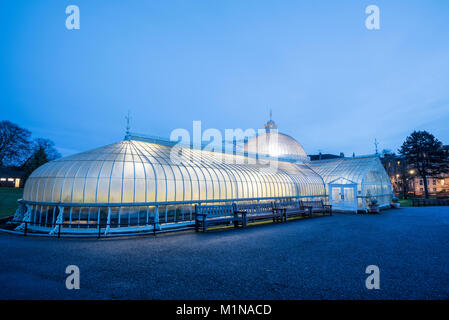 Die kebble Palace riesigen glassgouse in Glasgow beleuchtet./. Stockfoto