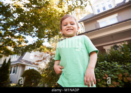 Porträt der Jungen spielen im Garten zu Hause Stockfoto