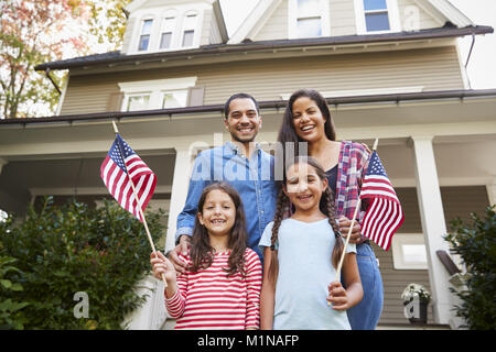 Porträt der Familie außer Haus halten amerikanische Flaggen Stockfoto