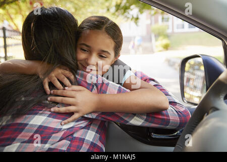 Mutter im Auto Drop Off Tochter Vor Schultoren Stockfoto