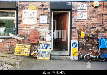 Tart second hand Bric-a-brac Shop im Verborgenen Lane Glasgow Stockfoto