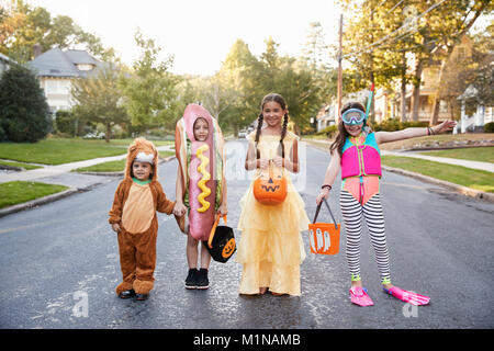 Kinder tragen Halloween Kostüme für Süßes oder Saures Stockfoto