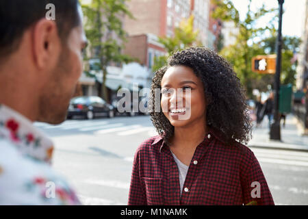 Junges Paar Entlang Urban Street in New York City Stockfoto