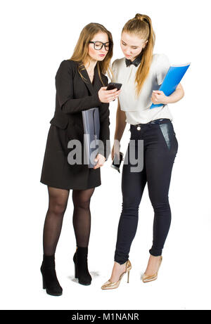 Beauty blond Geschäftsfrauen holding Dokumente und Interaktion. Konzept der Teamarbeit. Stockfoto