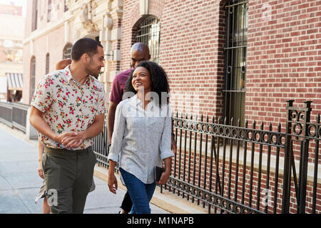 Eine Gruppe von Freunden zu Fuß entlang Urban Street in New York City