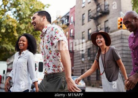 Eine Gruppe von Freunden zu Fuß entlang Urban Street in New York City