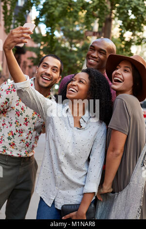 Gruppe von Freunden Posieren für Selfie auf der Straße in New York City Stockfoto
