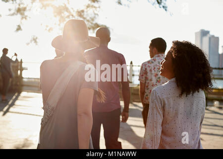 Freunde in New York mit der Skyline von Manhattan im Hintergrund Stockfoto