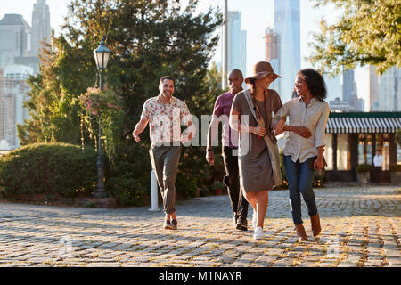 Gruppe von Freunden Wandern mit Manhattan Skyline im Hintergrund Stockfoto