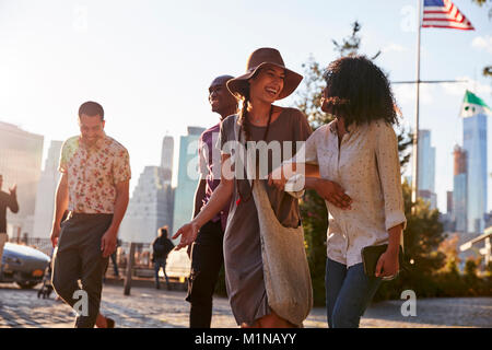 Gruppe von Freunden Wandern mit Manhattan Skyline im Hintergrund Stockfoto