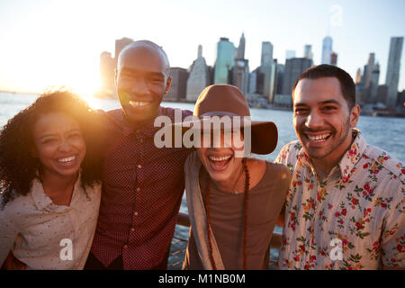 Porträt der jungen Freunde auf Nach Manhattan Stockfoto