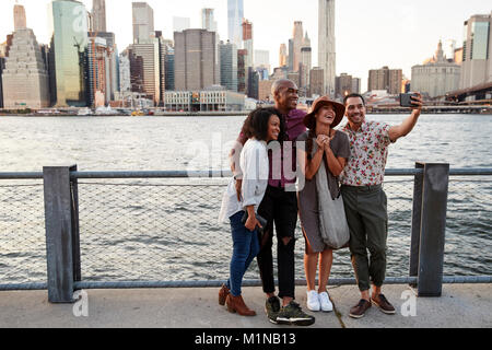 Gruppe von Freunden Posieren für selfie vor der Skyline von Manhattan Stockfoto