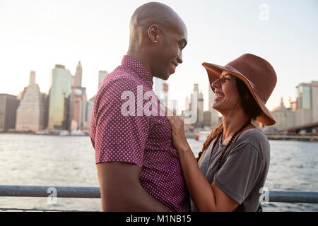 Romantische junge Paar mit Manhattan Skyline im Hintergrund Stockfoto