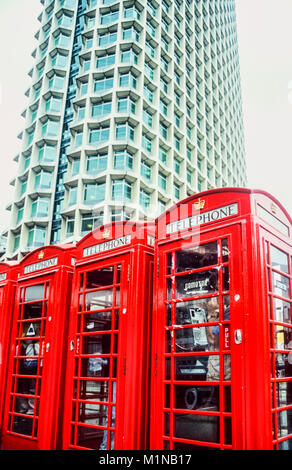 Rote Telefonzellen mit Centre Point High Ride in London, England Stockfoto