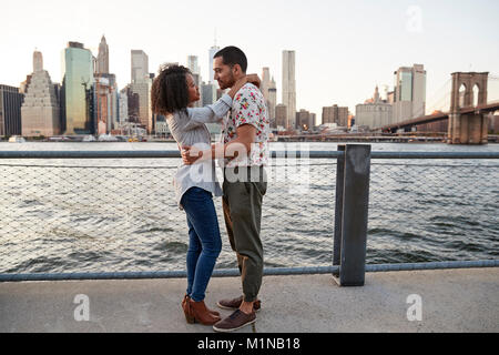 Romantische junge Paar mit Manhattan Skyline im Hintergrund Stockfoto