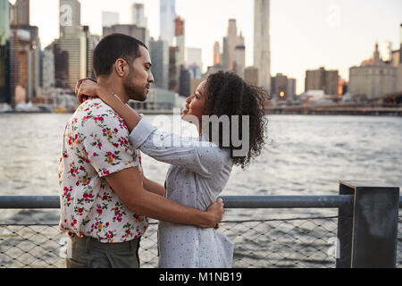 Romantische junge Paar mit Manhattan Skyline im Hintergrund Stockfoto