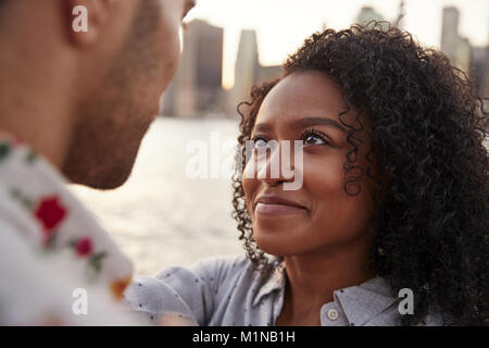 Romantische junge Paar mit Manhattan Skyline im Hintergrund Stockfoto