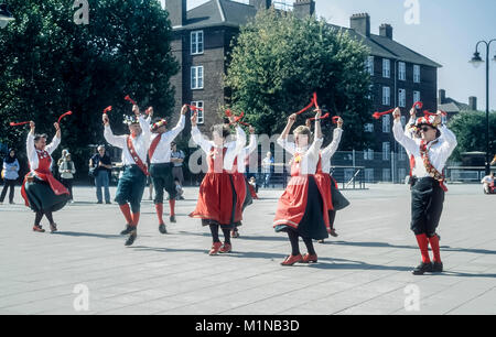 Eine Gruppe von Morris Dancers geben einen deminstration Tanz in Greenwich London. Stockfoto